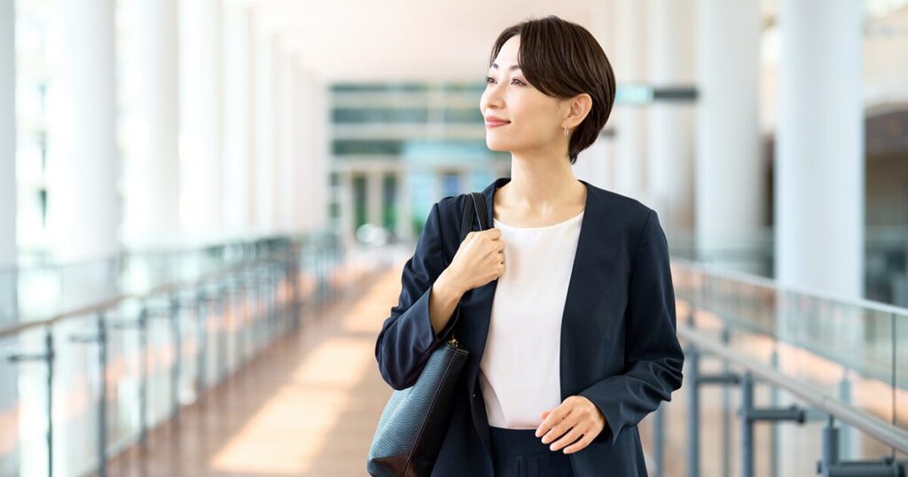 官公庁でワークライフバランスのよい働き方をしている派遣スタッフのイメージ