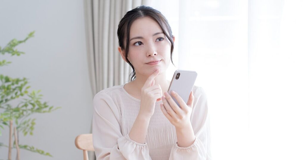 派遣社員の扶養の仕組みや種類について理解しようとする女性のイメージ