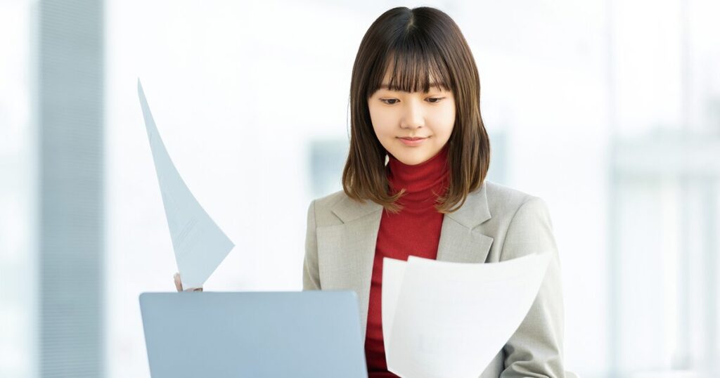 社会保険の手続き書類を確認する派遣社員のイメージ