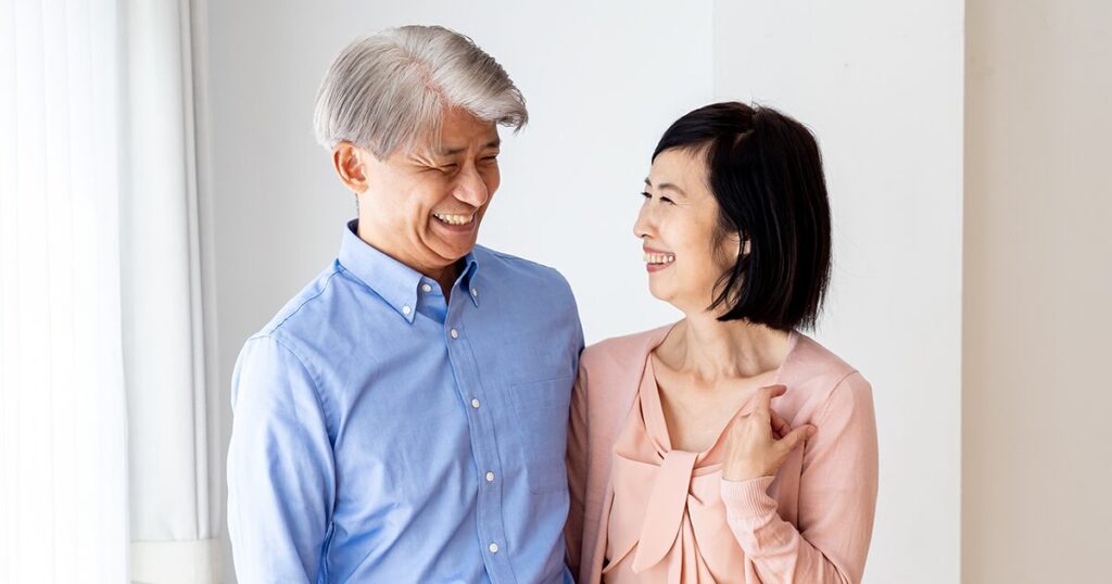 笑顔で会話する60代の夫婦