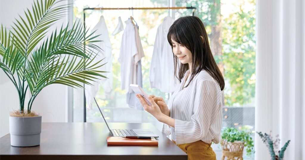 派遣の時短勤務における給与や社会保険・税金を確認する女性のイメージ