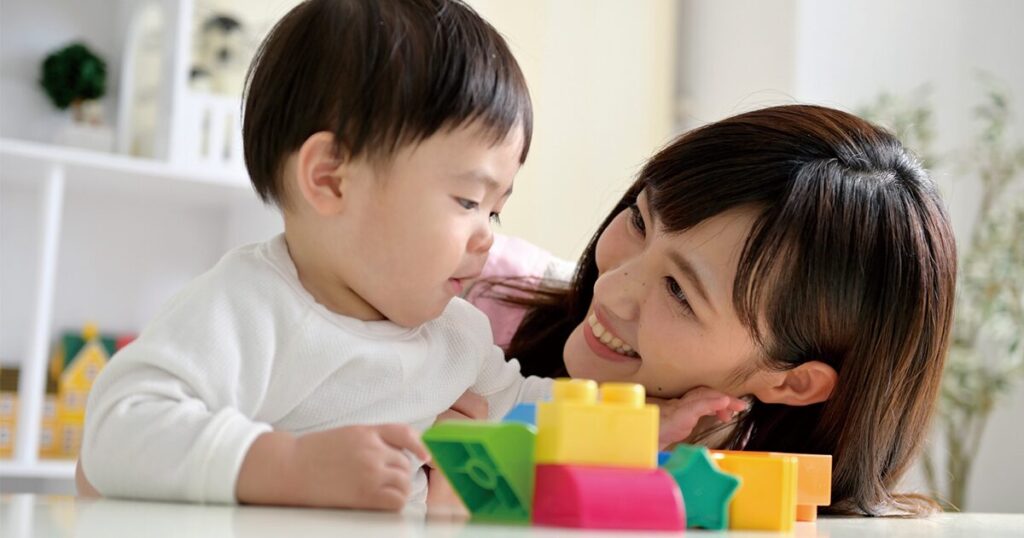 育児時短就業給付金による収入サポートをイメージした親子の様子