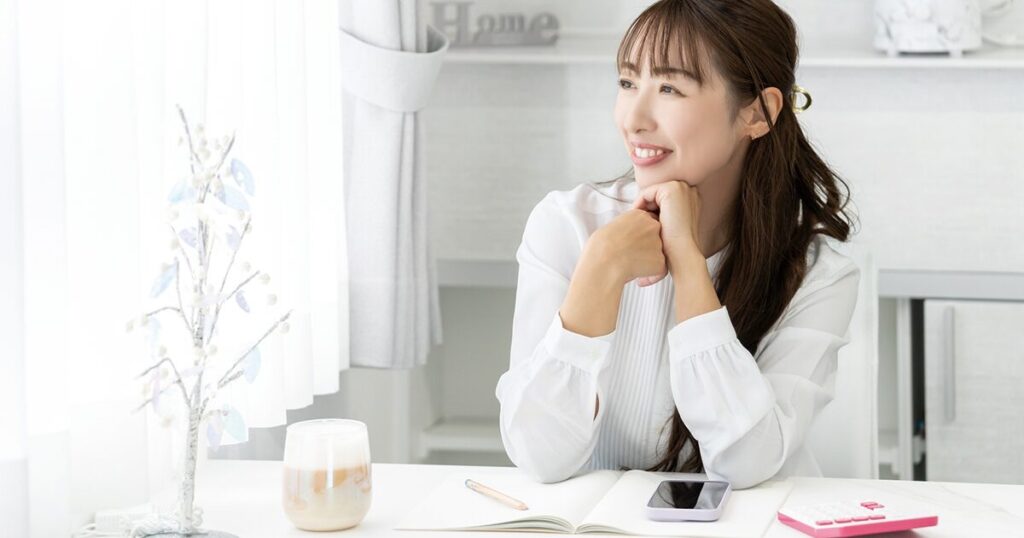 扶養内で無理なく働き続けている女性のイメージ