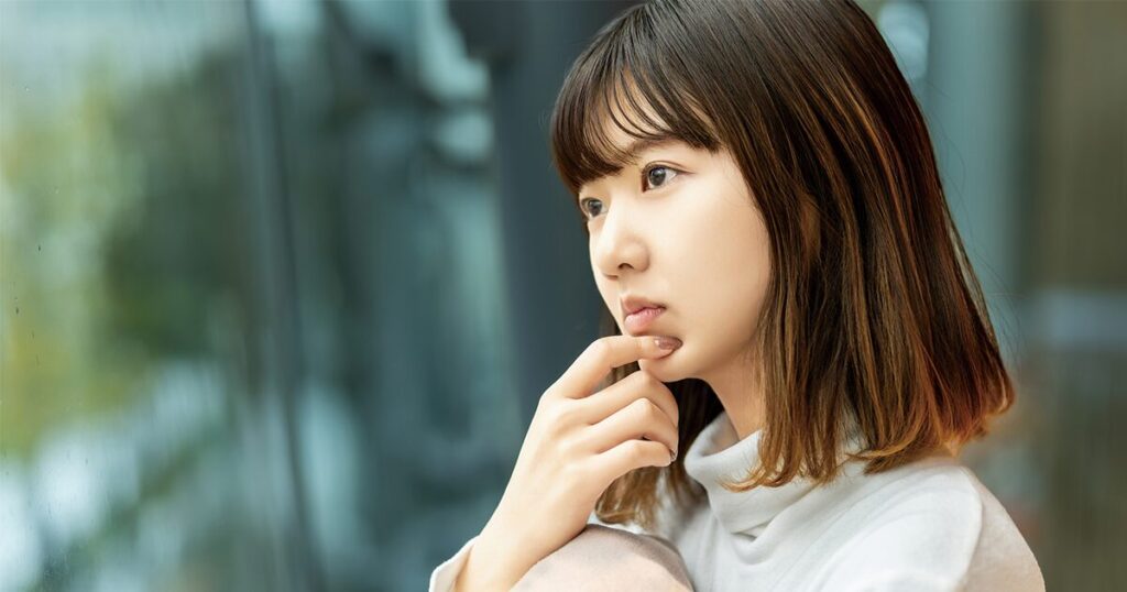 社会保険に加入しない場合のリスクを考えている女性のイメージ