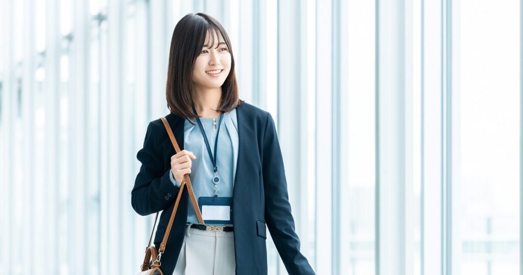 派遣で時短勤務をしている女性がオフィスに通勤しているイメージ