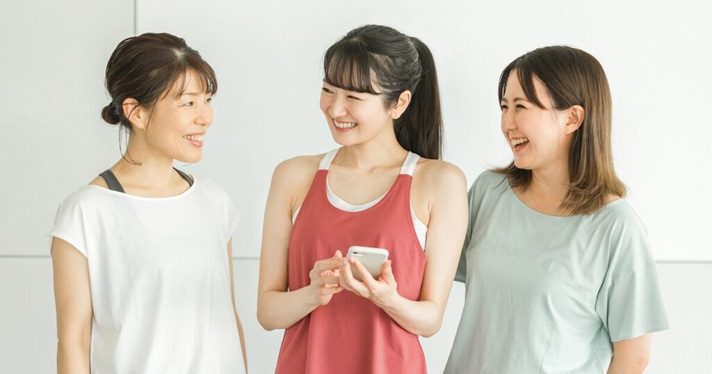 派遣の時短勤務のメリットである自分のリラックスした時間を過ごしている女性のイメージ