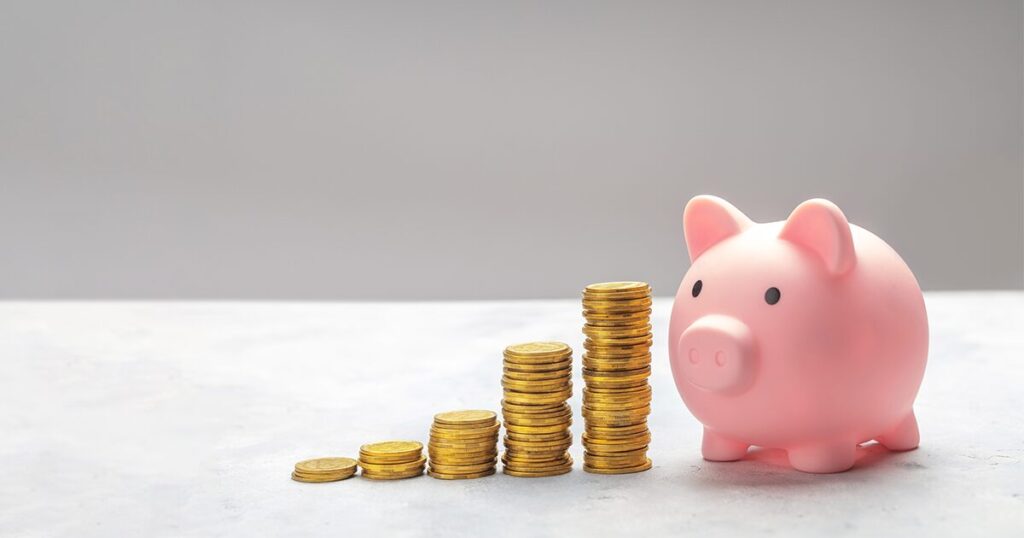 貯金箱とコインでお金や年金収入を表すイメージ