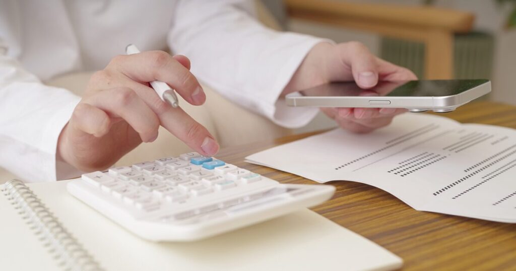 社会保険料の金額や手取りへの影響を計算するイメージ