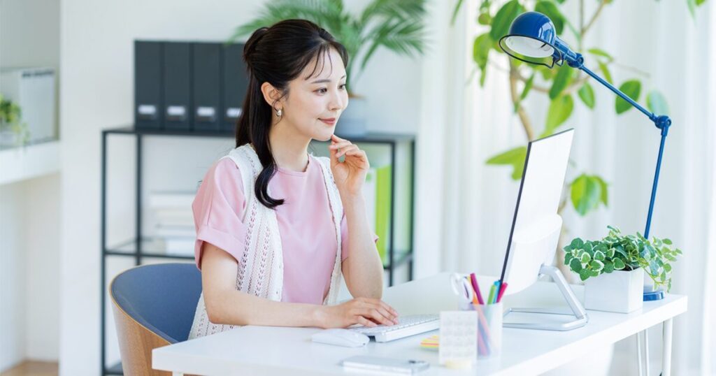 派遣社員として柔軟な働き方を実現している女性のイメージ