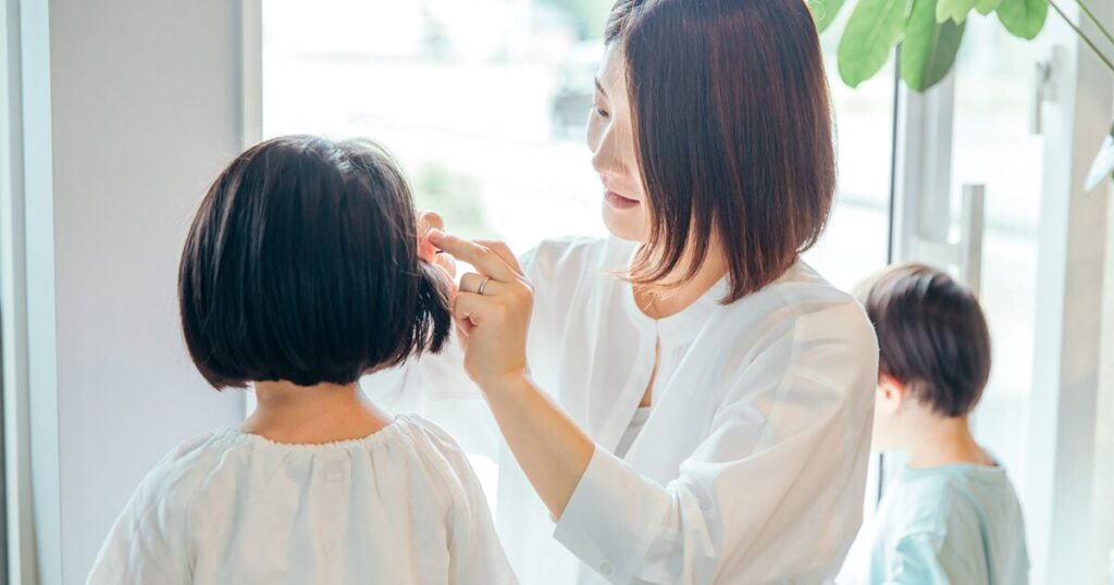 小1の壁による生活の変化を表す朝の身支度をする親子のイメージ