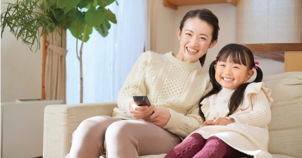 正社員からパートや時短勤務に変更して子どもとの時間を大切にする親子のイメージ
