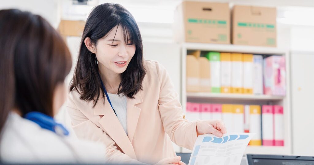 派遣の仕事で経験を積みながら働く女性のイメージ