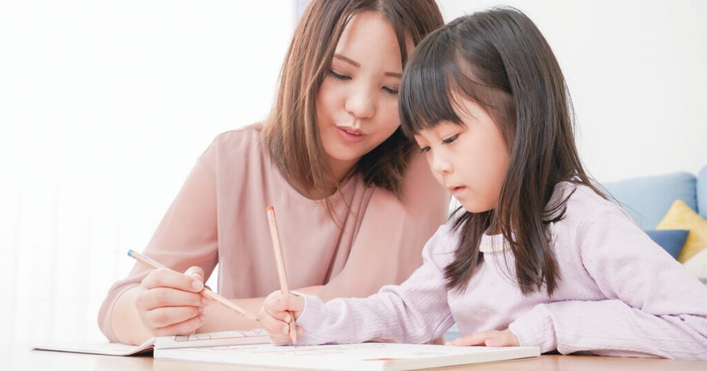 宿題のサポートなど小1の壁で親の負担増を表す親子のイメージ