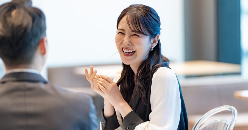 派遣会社の担当者と相談しながら仕事選びをする女性のイメージ