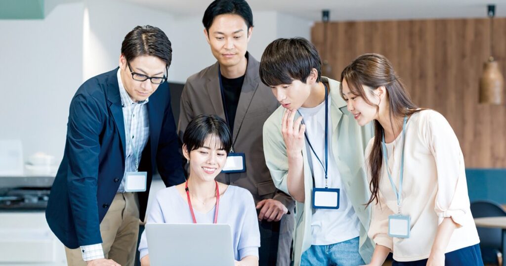 社会保険料が高いことのメリットや将来の保障について考えるビジネスパーソンのイメージ