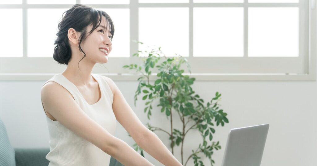 自分に合った働き方として派遣社員を選んだ女性のイメージ
