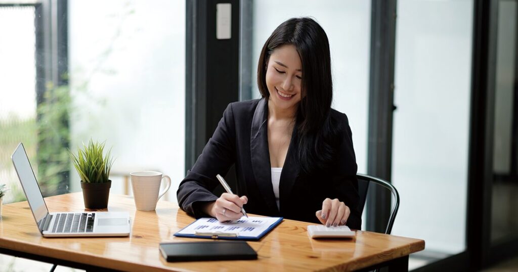 残業や給与額をもとに社会保険料や手取りを計算する女性のイメージ