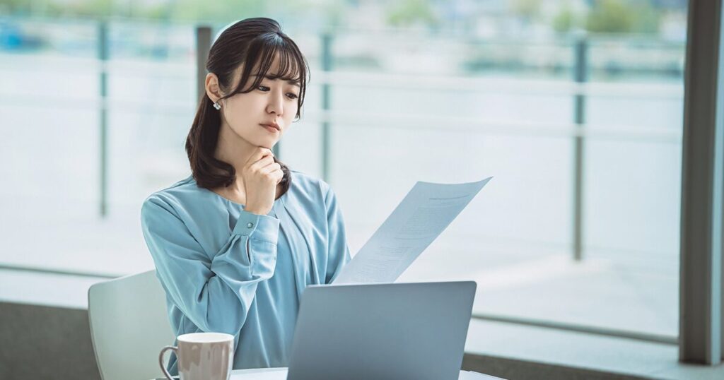 派遣社員として働くリスクやデメリットを考えている女性のイメージ