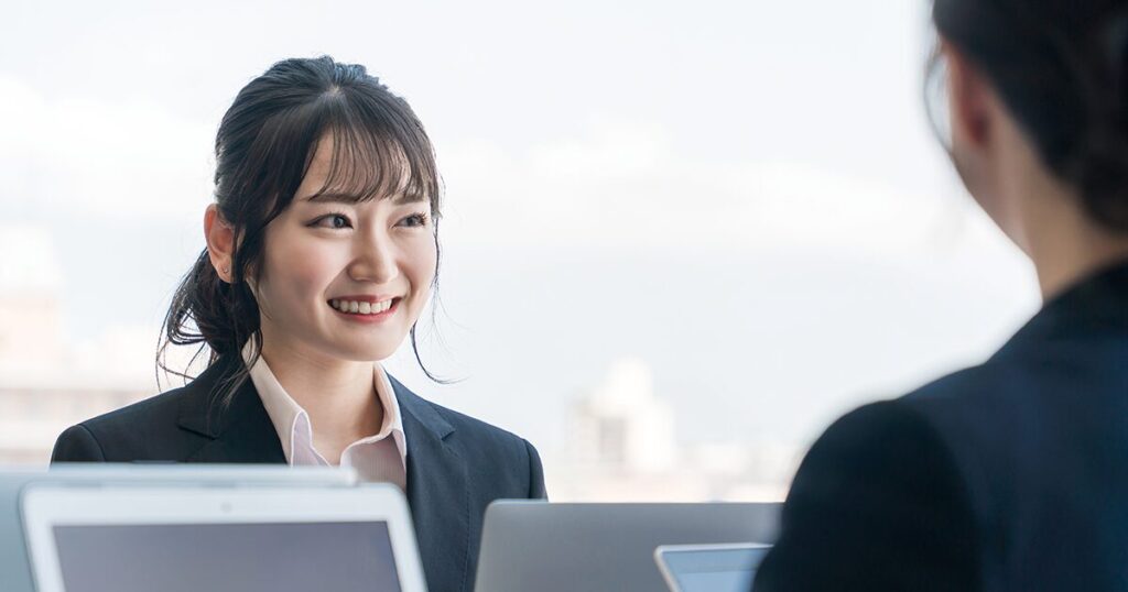 転職の空白期間を面接で説明する女性と採用担当者のイメージ