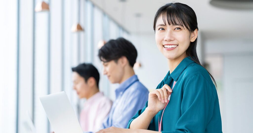 接客業から派遣という働き方に転職し、新しいキャリアをスタートさせる女性のイメージ