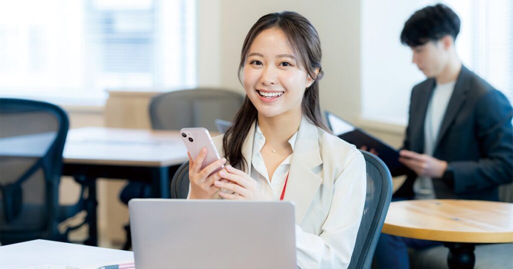 自分に合った派遣の働き方を選ぶために情報収集している女性のイメージ