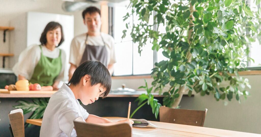 小1の壁を乗り越えるために家庭で工夫し子どもを見守る家族のイメージ