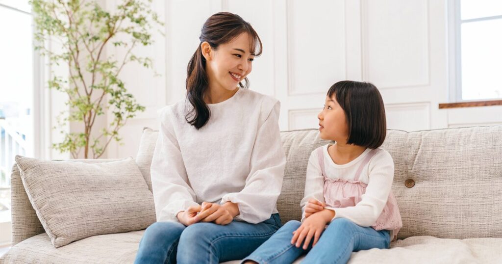 小学校入学後の不安を和らげるために子どもに寄り添い会話する親子の様子
