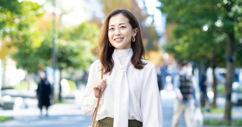 40代で未経験から事務職に挑戦した女性が明るく通勤しているイメージ