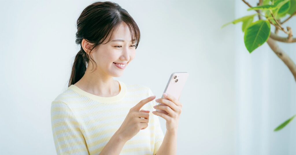 派遣会社に登録して仕事探しを始める女性のイメージ