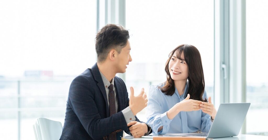 企業担当者が派遣社員を活用してメリットを得ているイメージ