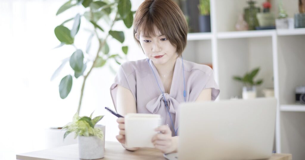 給与支払日によって残業を控えるべき月を確認する女性のイメージ