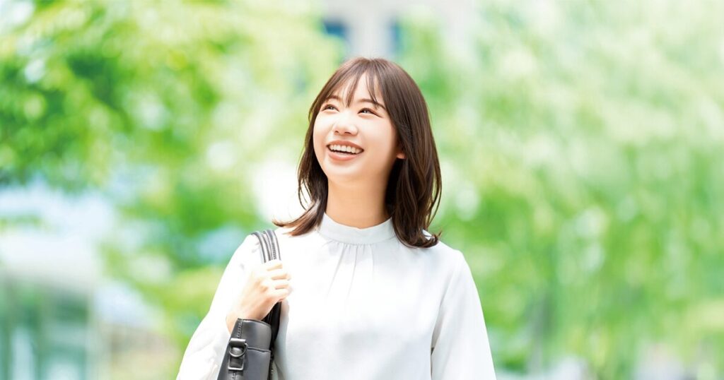 自分に合った派遣の種類を見つけて明るく通勤する女性のイメージ