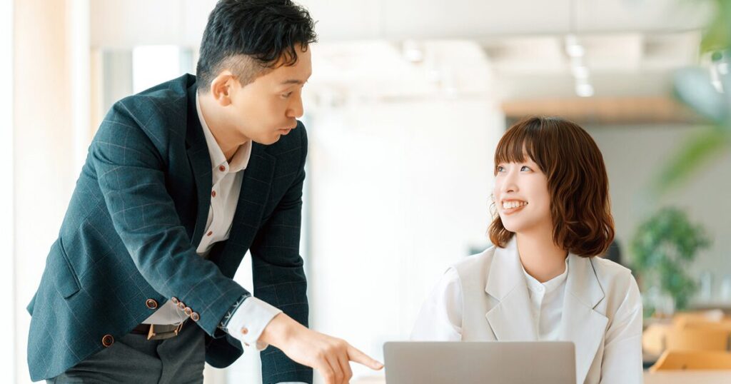 派遣と正社員、契約社員、アルバイトの働き方の違いをイメージした上司と部下のやり取り