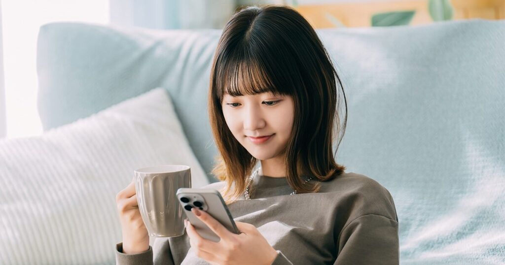 日雇い派遣の仕事をスマートフォンで探す女性のイメージ