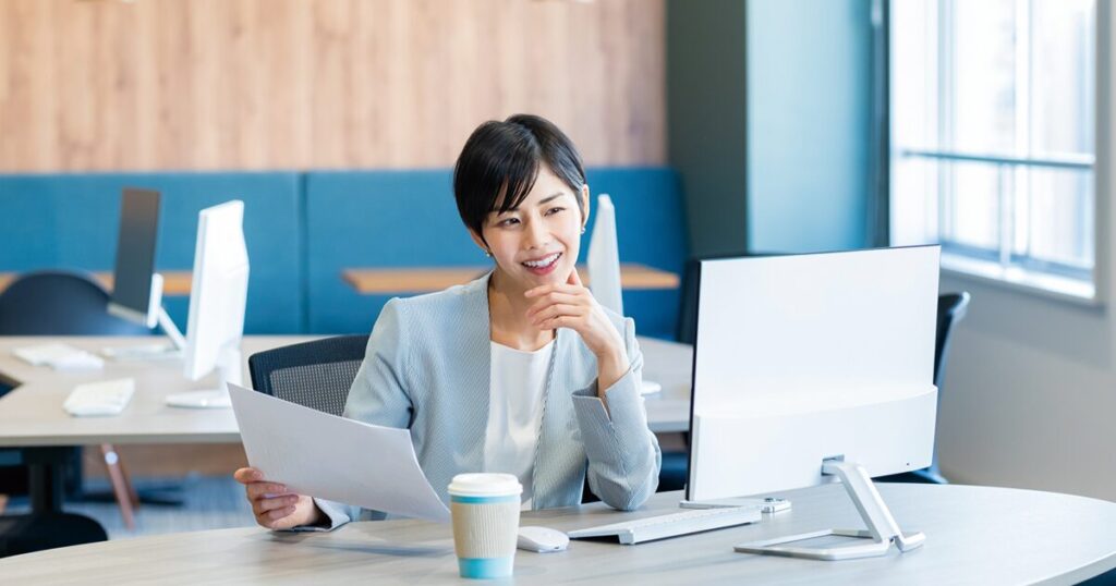 接客業から一般事務に転職し、オフィスワークをしている女性のイメージ