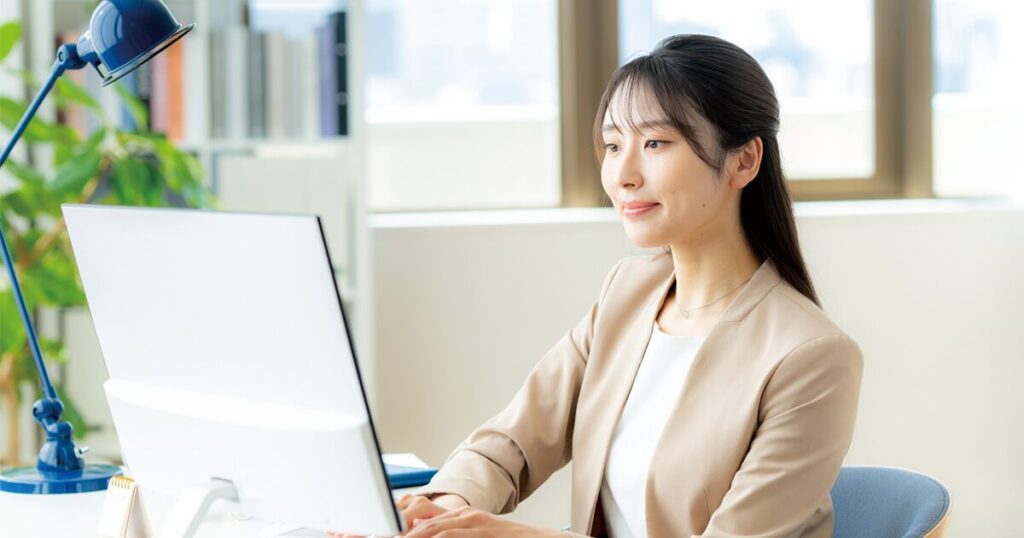 派遣社員としてオフィスで事務職をしている女性のイメージ