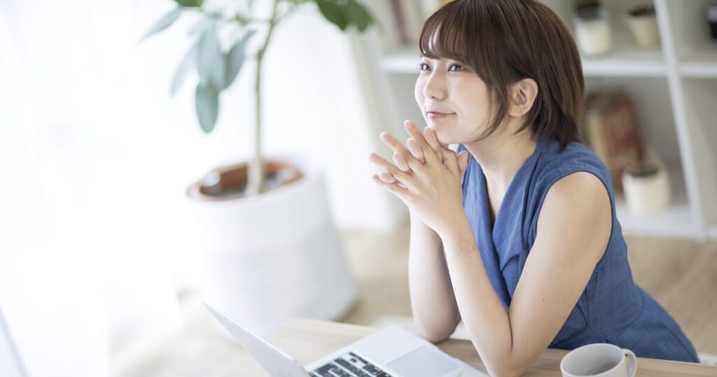 派遣の種類ごとの働き方の違いを比較し、メリット・デメリットを検討する女性のイメージ