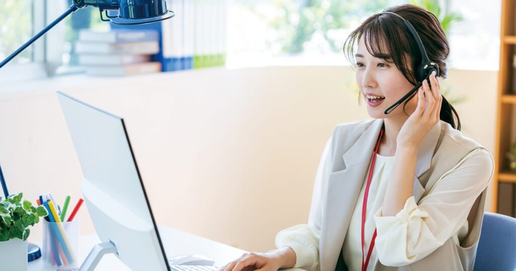 接客業からコールセンターに転職し、オフィスで働いている女性のイメージ