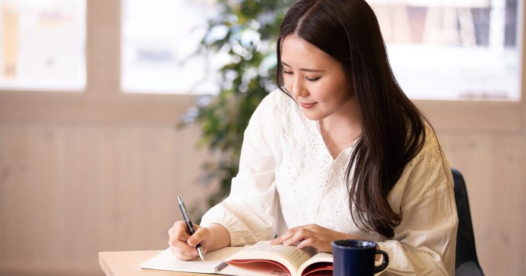 転職の空白期間に何をしていたかを振り返りメモする女性