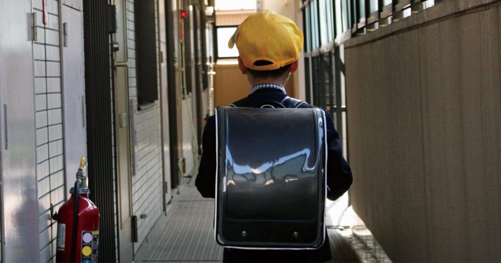 小1の壁による環境の変化に戸惑う子どもの様子を一人で下校する小学生のイメージで表した画像