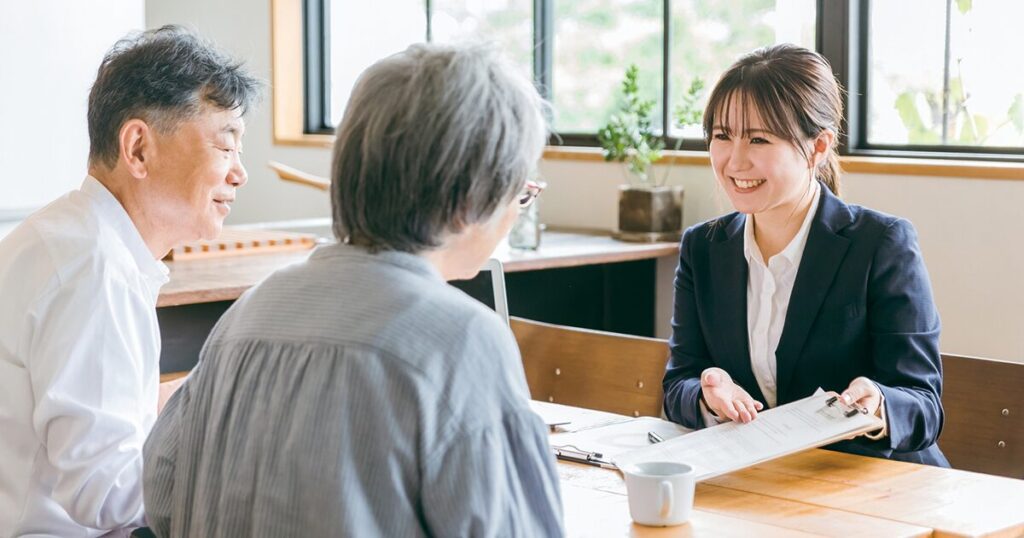 接客業から営業職へ転職し、笑顔で働いている女性のイメージ
