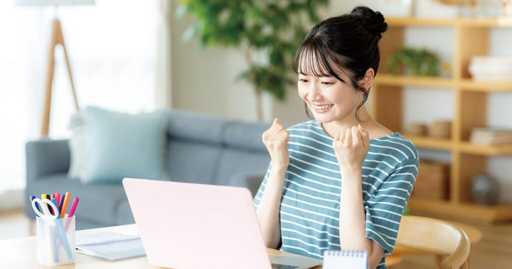 オンライン学習で事務スキルを学ぶ女性のイメージ
