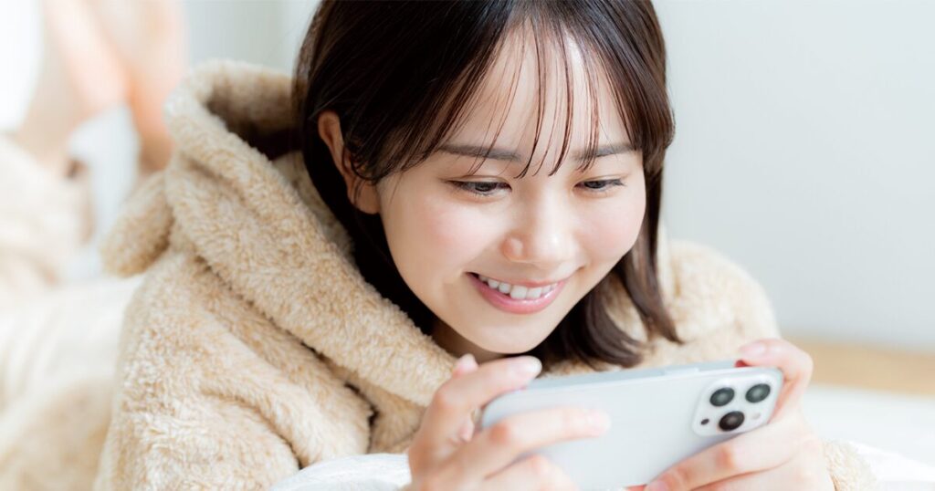 シフトの柔軟性があるコールセンター派遣で働き、休みの日は自分の時間を満喫している女性のイメージ