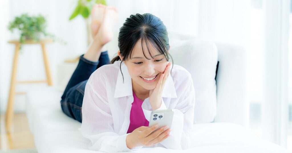 派遣やアルバイトの掛け持ちについてスマホで調べている女性のイメージ