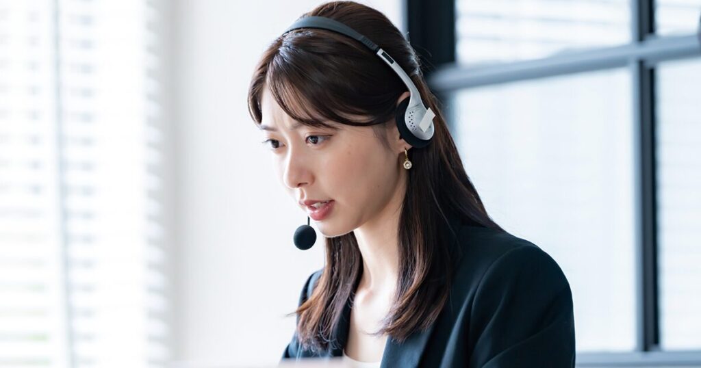 コールセンター派遣の業務でクレーム対応や問い合わせ対応をしている女性オペレーター