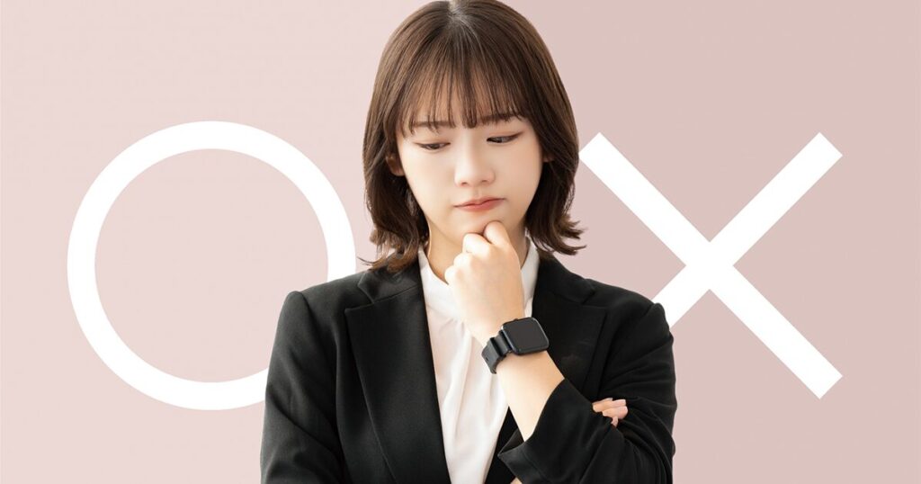 新卒ですぐに退職するメリットとデメリットを比較して考えている女性新入社員のイメージ