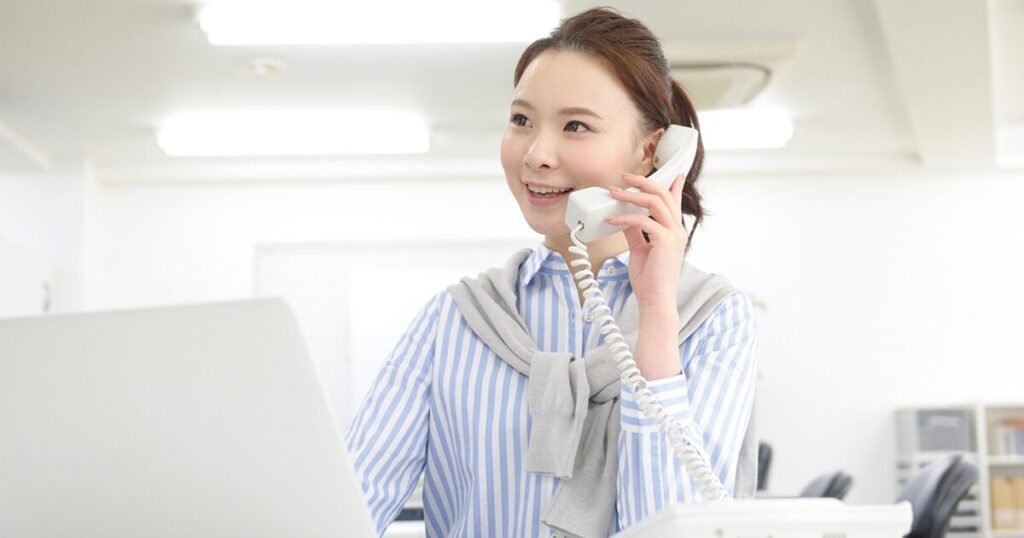 ひとり事務として忙しく働く女性のイメージ