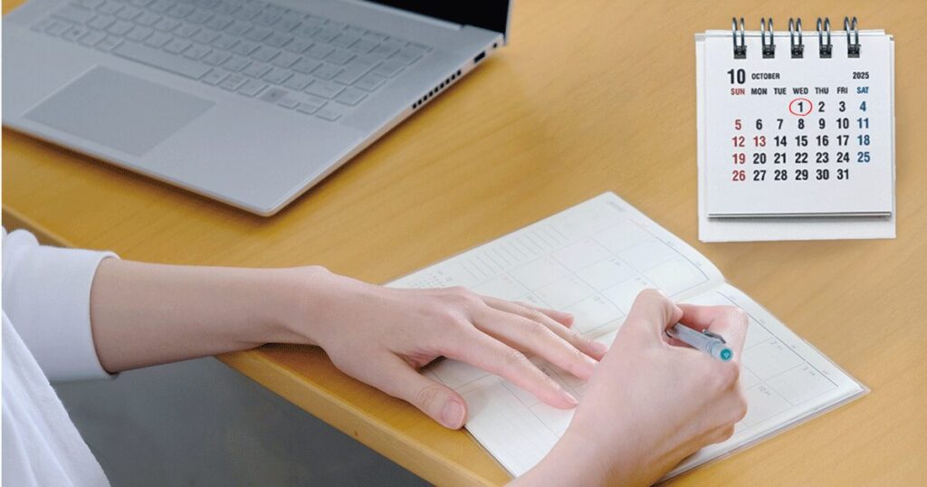 有給休暇が増えるタイミングや付与スケジュールを確認しながら、カレンダーに予定を書き込む様子