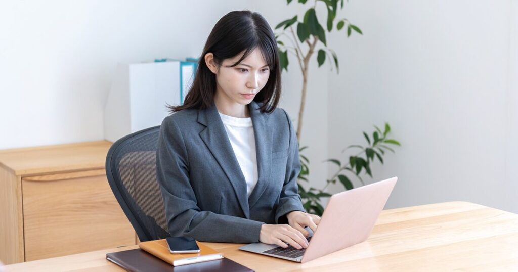 ひとり事務で、自分のペースで集中して働く女性のイメージ