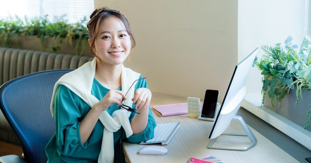 派遣社員として働く女性が、有給休暇の付与タイミングや特有のルールについて確認しているイメージ